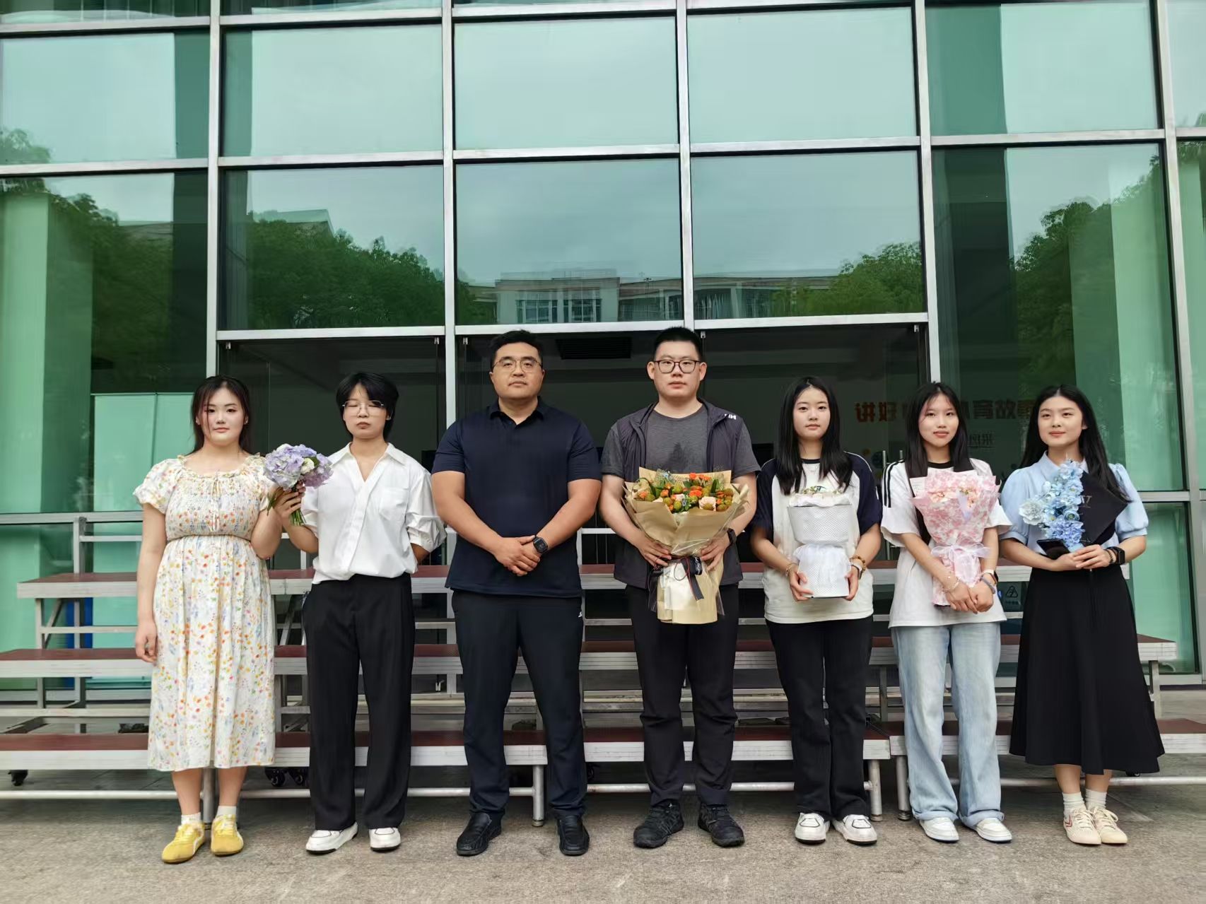荔枝花束谢师恩 励志耕耘践校训——经济管理学院召开2025届毕业生感恩教育暨离校指导主题班会