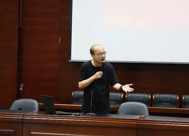 3张戈校长演讲中.jpg 3张戈校长演讲中.jpg