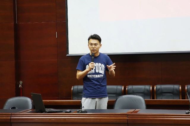 2尹江老师演讲中.jpg 2尹江老师演讲中.jpg